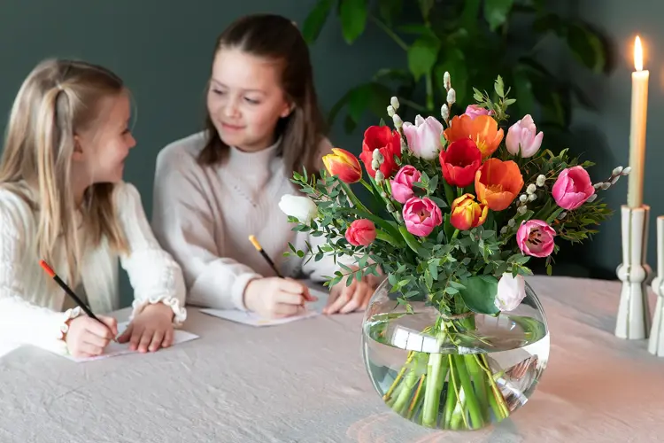 Blomster er en gave som garantert vil falle i smak både hos mor og kjæreste.