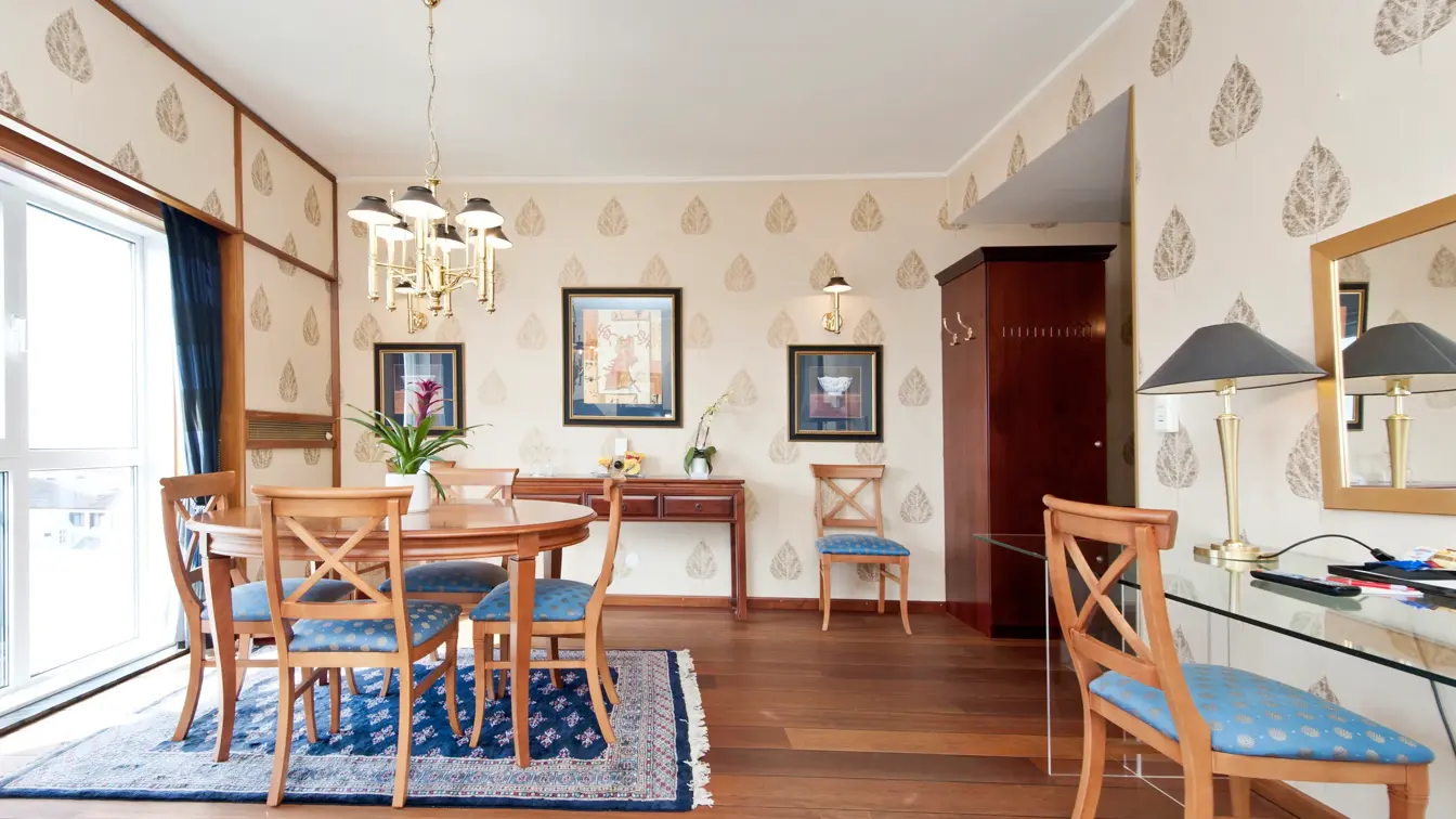 Spisebord i suite på Thon Hotel Saga i Haugesund