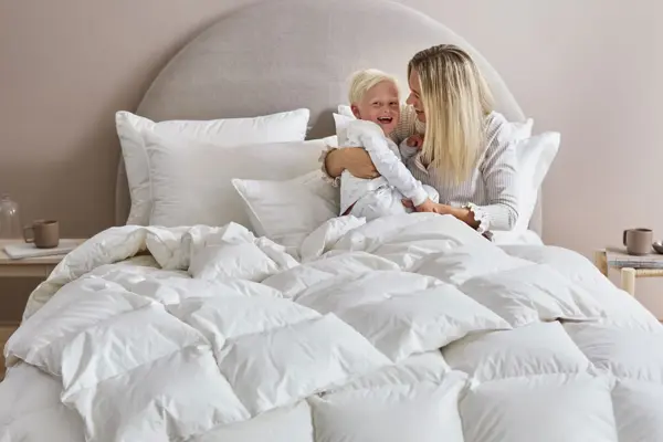 Mor og gutt i en seng