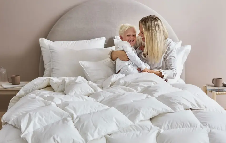 Mor og gutt i en seng