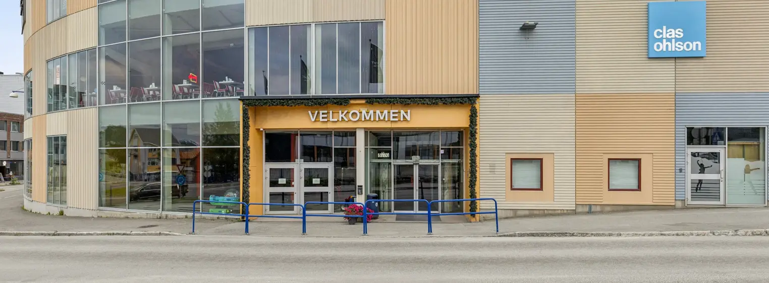 Thon Senter Finnsnes fasade, mot hovedinngang.