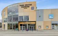 Thon Senter Finnsnes fasade, mot hovedinngang.
