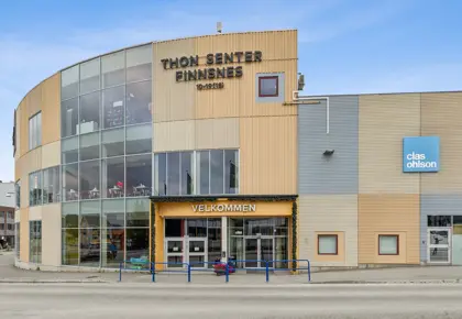 Thon Senter Finnsnes fasade, mot hovedinngang.