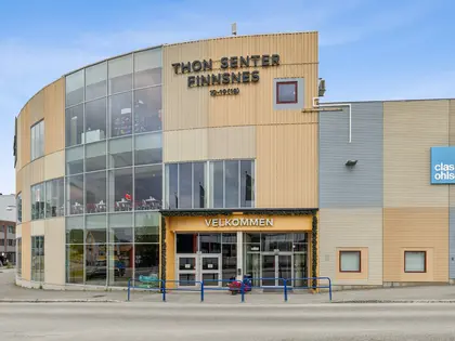 Thon Senter Finnsnes fasade, mot hovedinngang.