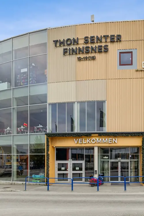Thon Senter Finnsnes fasade, mot hovedinngang.