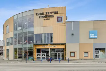 Thon Senter Finnsnes fasade, mot hovedinngang.