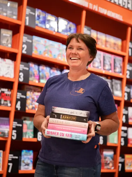 Ark ansatt med bøker