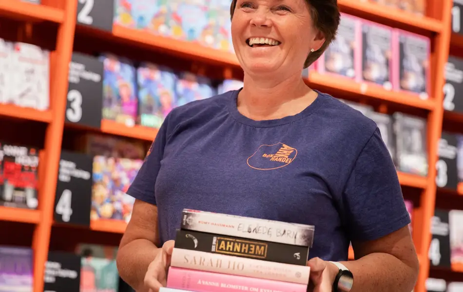 Ark ansatt med bøker