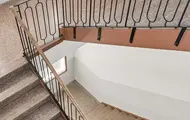 En trapp i mørkt tre på Stortorvet 2.