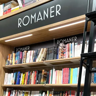 Bokhylle med romaner fra Norli