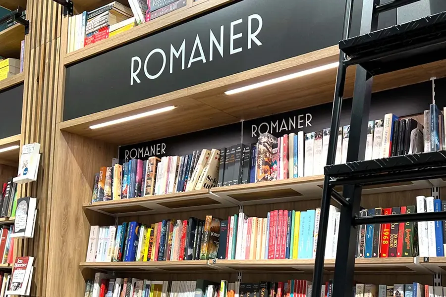 Bokhylle med romaner fra Norli