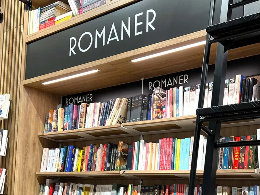 Bokhylle med romaner fra Norli