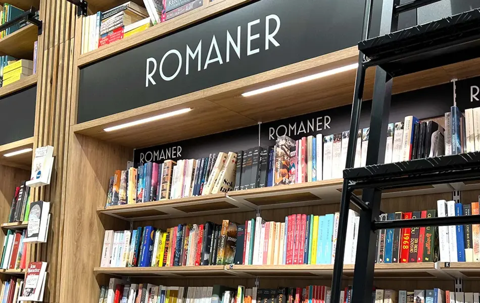 Bokhylle med romaner fra Norli