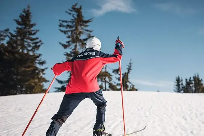 Gutt som går på ski