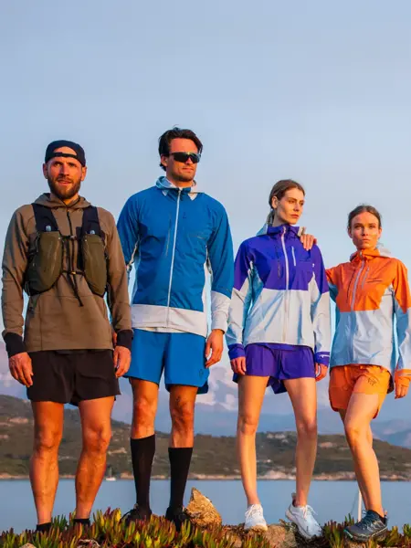 Fire personer som står sammen utendørs