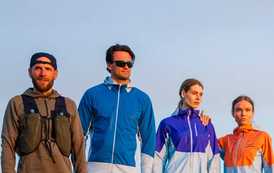 Fire personer som står sammen utendørs