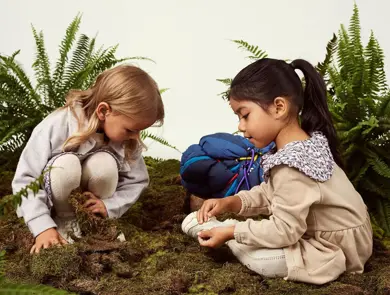 jenter som leker ute