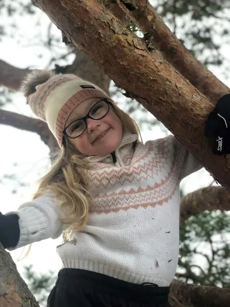 jente med rosa og hvit skogstad-genser