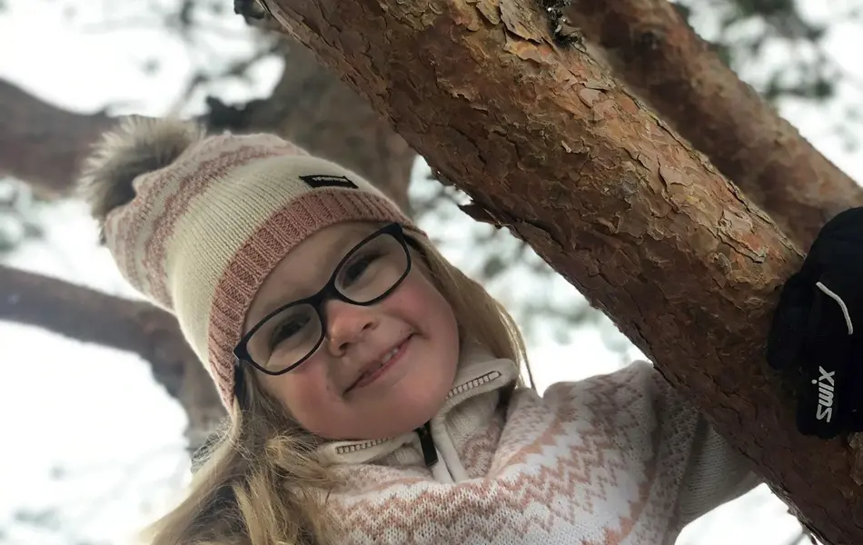 jente med rosa og hvit skogstad-genser