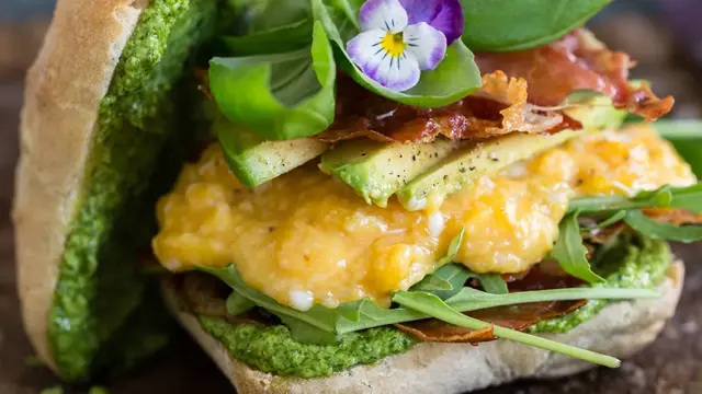 Ciabatta med eggerøre, pesto og prosciutto