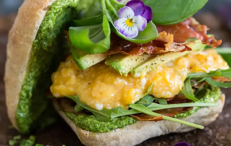Ciabatta med eggerøre, pesto og prosciutto