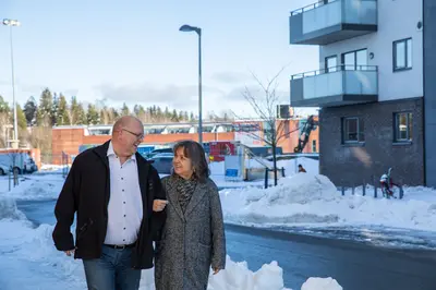 Bilde av Henning Granum og Torill Fjæran-Granum som går arm i arm ute på Skårerløkka Premium.