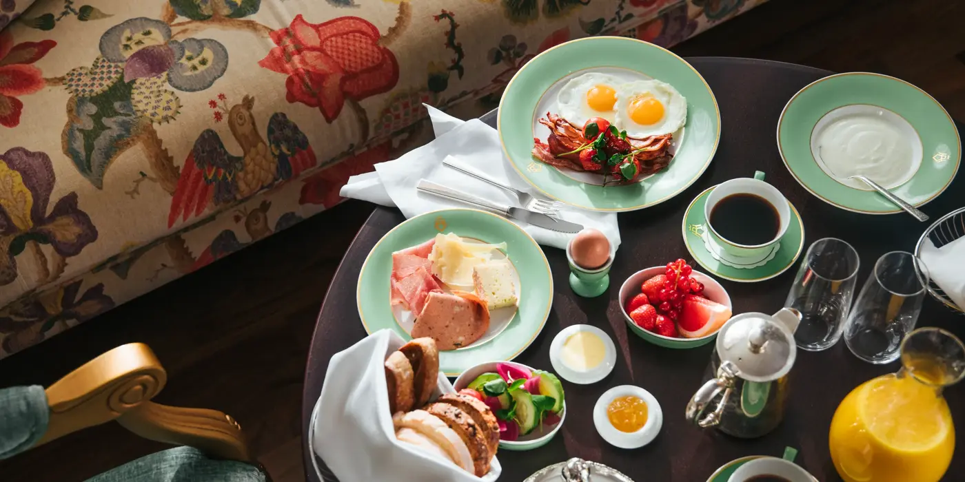 Room service, egg, bacon, youghurt, juice, bakst, appelsinjuice, kaffe, frukt og bær