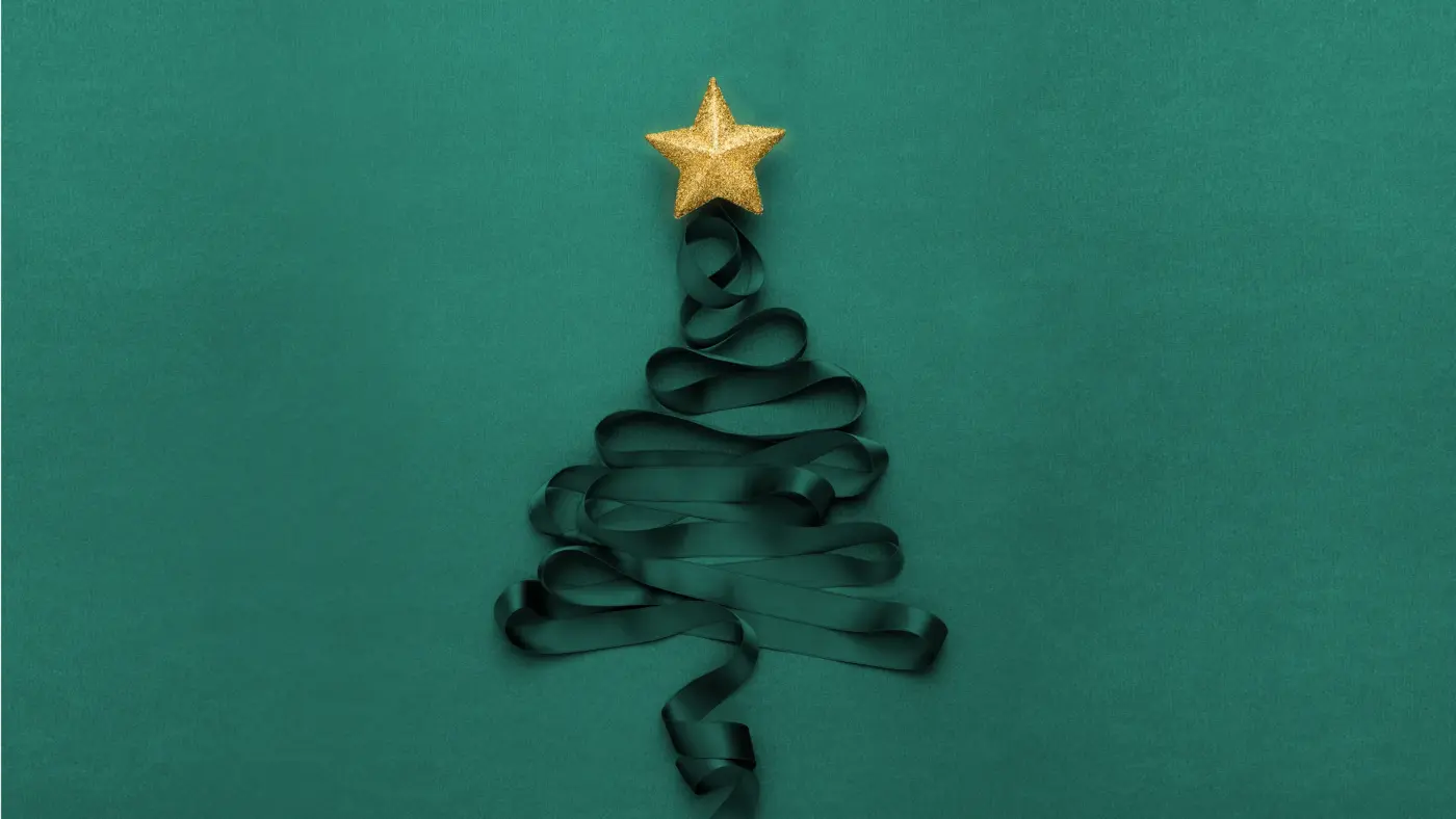 Juletre laget av silkebånd