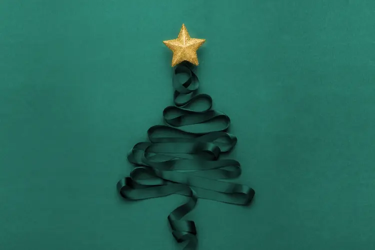 Juletre laget av silkebånd