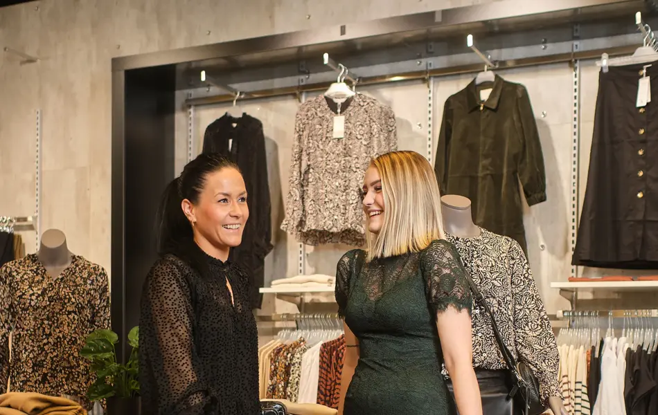 to ansatte hos aandahls dame viser frem flotte julekjoler