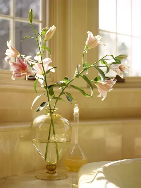 En blomsterbukett i en glassvase med stett.