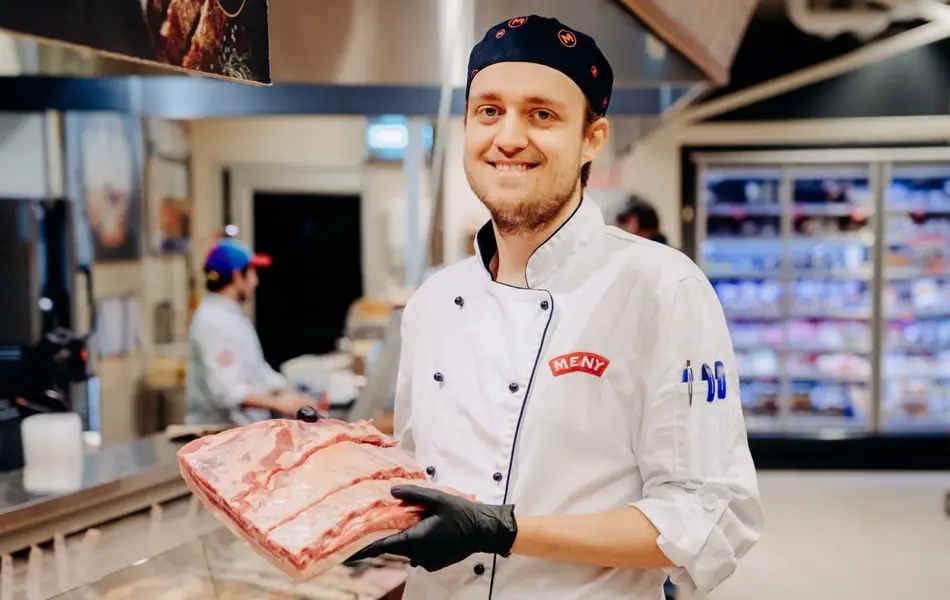 ansatt hos meny viser frem fin ribbe