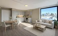 Bildet viser en leilighet i boligprosjektet Otto Ruges vei 80. Stuen er åpen og stor med plass til både sofagruppe og spisestue. Stort vindu som gir mye naturlig dagslys. Bildet er innredet med møbler ved hjelp av KI.