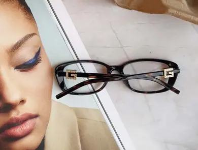 Solbriller og et magasin