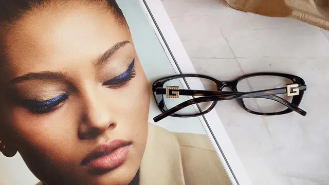 Solbriller og et magasin