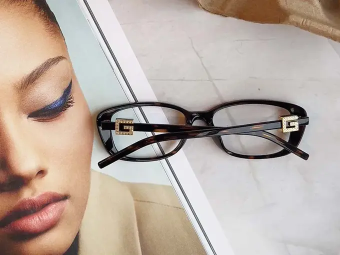 Solbriller og et magasin