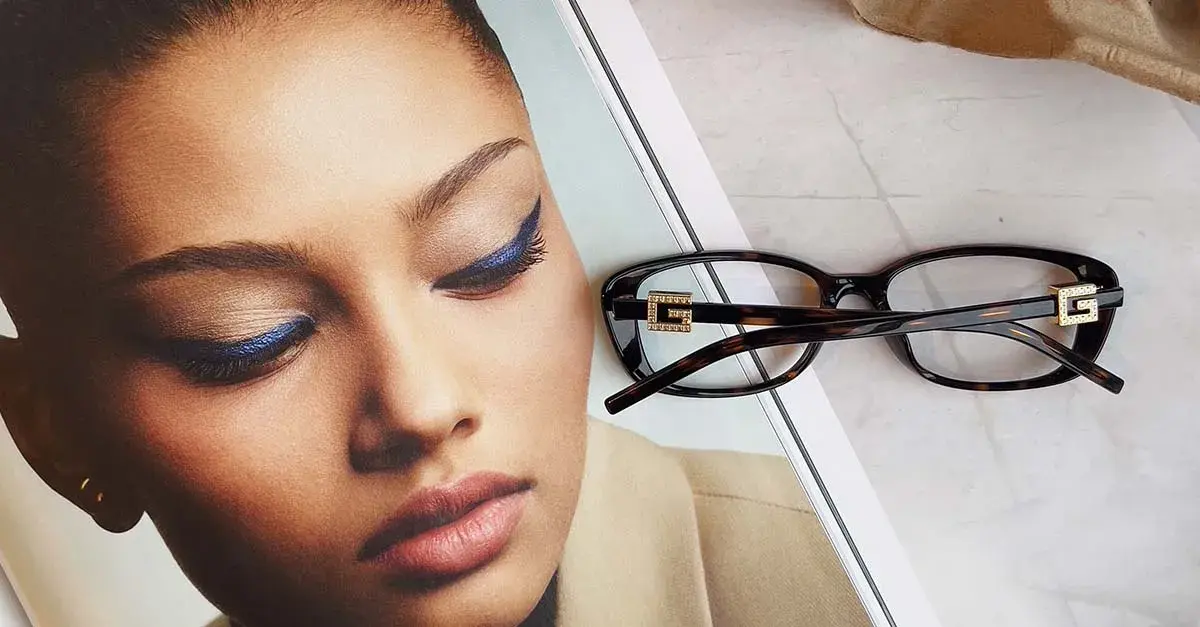 Solbriller og et magasin