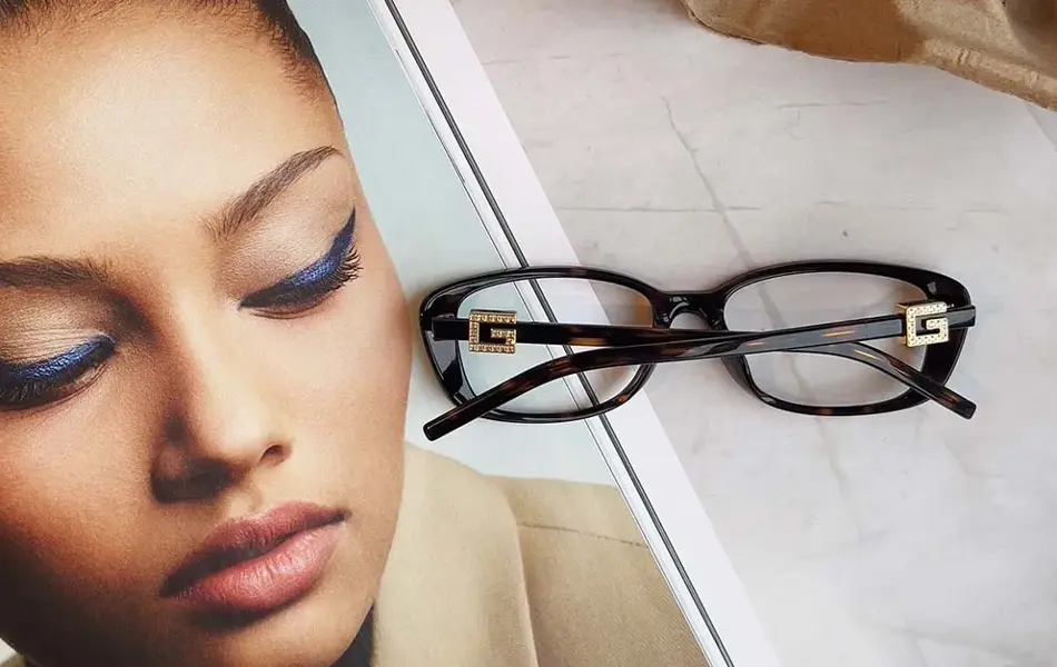 Solbriller og et magasin