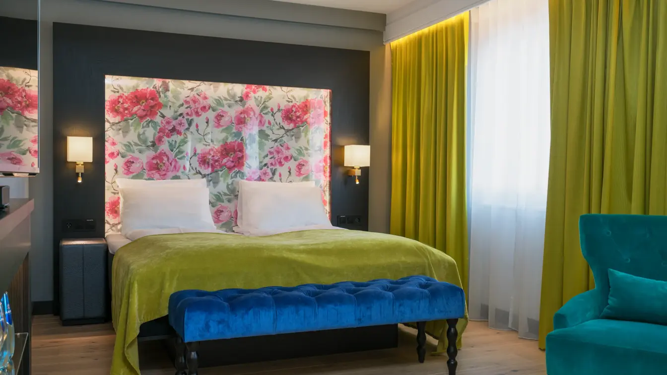 Dobbeltseng i Superior room med rosetapet på Thon Hotel Arendal i Arendal sentrum