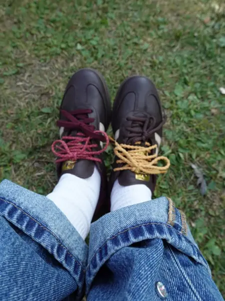 Tone i sneakers.