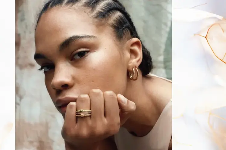 Det er mange spennende anledninger fremover, og selv de enkleste antrekkene kan løftes med godt tilbehør i fine farger. 