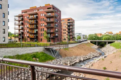 Bilde av Strømmen Verksted med Sagelva i forgrunnen