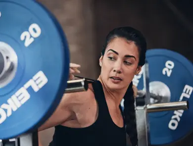 Bilde av dame som løfter vekter