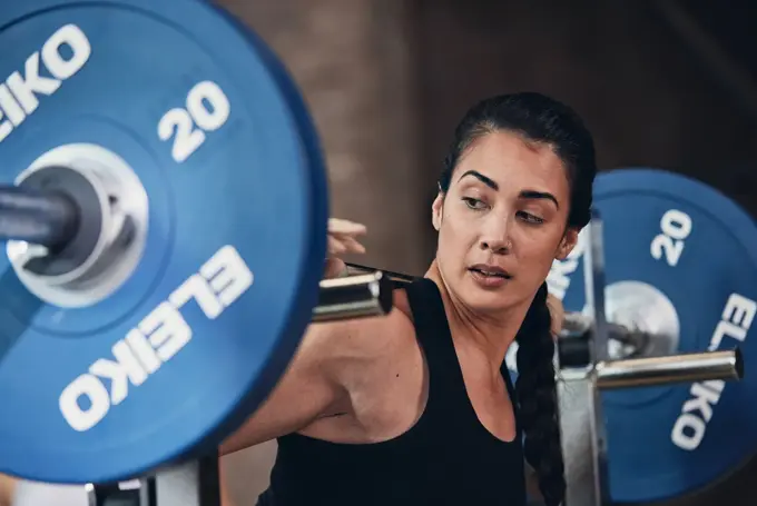 Bilde av dame som løfter vekter