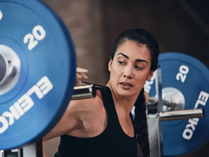 Bilde av dame som løfter vekter