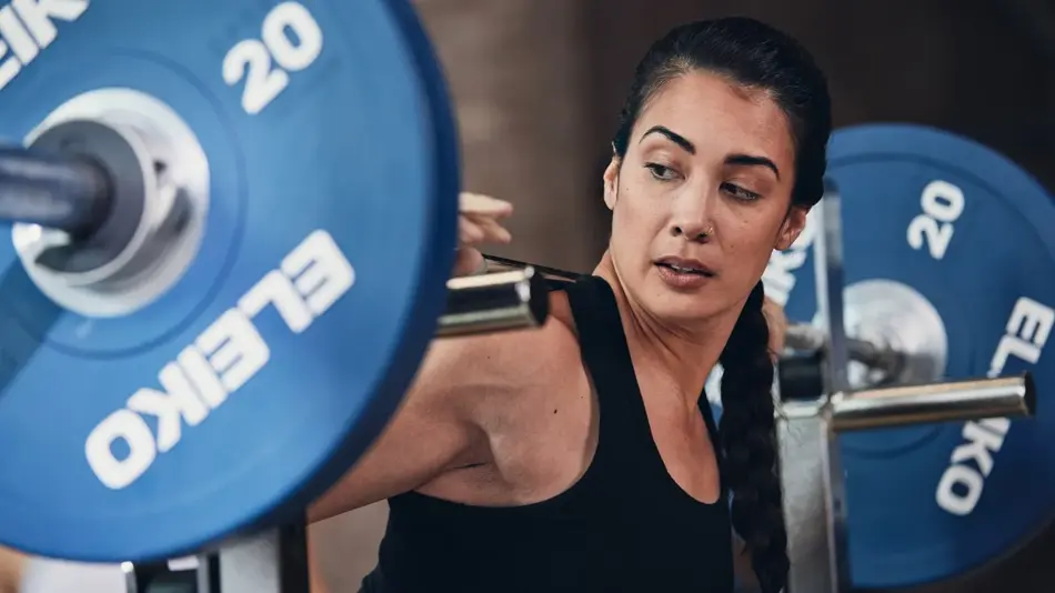 Bilde av dame som løfter vekter