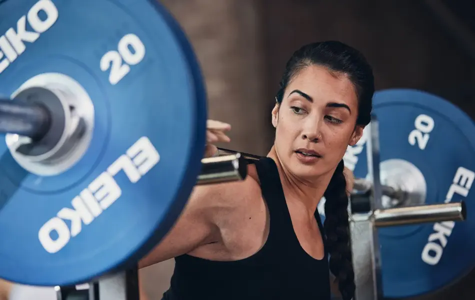 Bilde av dame som løfter vekter