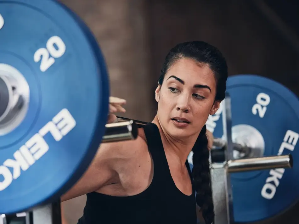 Bilde av dame som løfter vekter