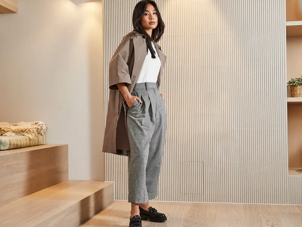 dame som poserer med sorte loafers