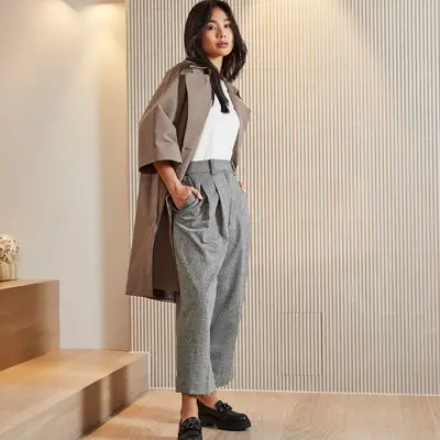 dame som poserer med sorte loafers